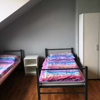 Хостелы Hostel pod Topolami Зелёна-Гура Односпальная кровать в общем номере для женщин-4