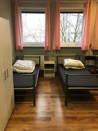 Хостелы Hostel pod Topolami Зелёна-Гура Односпальная кровать в общем номере для женщин-2